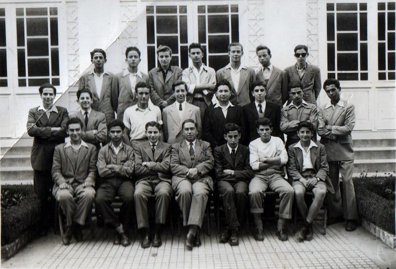 r_1951-1952_4e commerciale.jpg - Lycée Regnault - TANGER / MAROC - Année scolaire: 1951-1952 - 4ème commerciale garçons  Photo communiquée par Moise Levy   1ère rangée (assis de g. à d.) : Ruben Harrosh, David Anidjar, Albert Cohen,  M. Robert Guiet (Prof. de Commerce et Comptabilité), Moïse Benmergui, Herbert Van Ameringuen, Marcel Attias 2e rangée : Léon Sibony, Salvador Hassan, Robert Ovadia, Armand Rouah, Moïse Lévy, Isaac Assayag, Mimon Castiel, Noreddine Hawari 3e rangée (de g. à d.) : Abdelhaq Gorfti, Louis Melgar,Michel-Claude Parissy,  David Bensmihen, Antoine Ramos, Claude Laffitte, François Ferrer